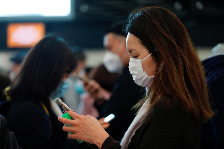 Passengers wear masks to prevent an outbreak of a new coronavirus at the Hong Kong West Kowloon High Speed Train Station, in Hong Kong, China January 23, 2020. REUTERS/Tyrone Siu