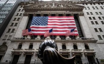 The New York Stock Exchange (NYSE) is seen in the financial district of lower Manhattan during the outbreak of the coronavirus disease (COVID-19) in New York City, U.S., April 26, 2020. REUTERS/Jeenah Moon
