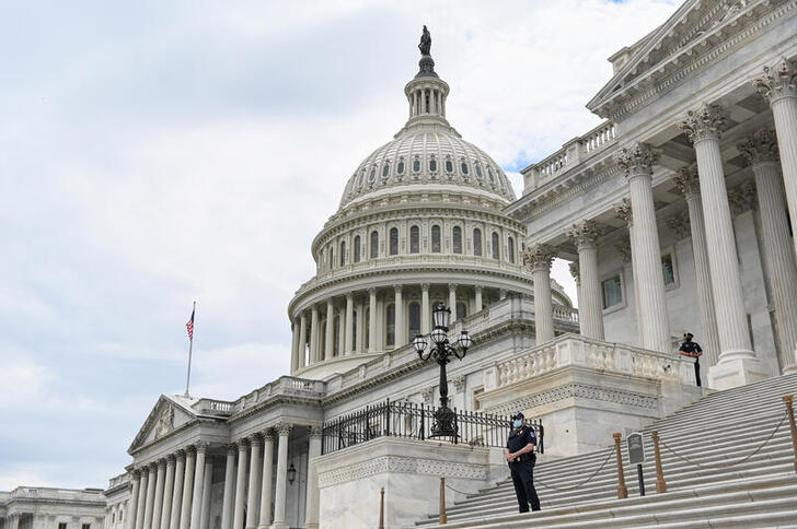 Police officers wearing face masks guard the U.S. Capitol Building in Washington, U.S., May 14, 2020. REUTERS/Erin Scott