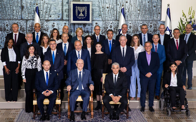 The newly sworn in Israeli government pose for a group photo at the president's residence in Jerusalem on June 14, 2021. Photo by Yonatan Sindel/Flash90 *** Local Caption *** ממשלת שינוי
בית הנשיא
תמונה קבוצתית
ריבלין