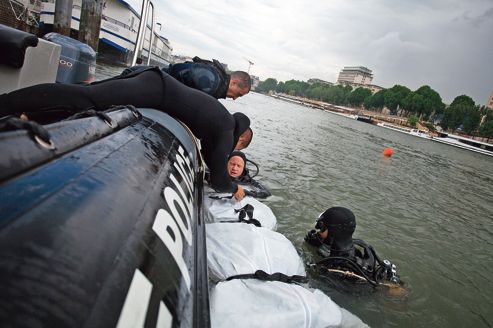 La brigade fluviale de Paris sort un faux corps lors de l'entrainement, le 7 juin 2012. Lucien Lung pour Le Figaro