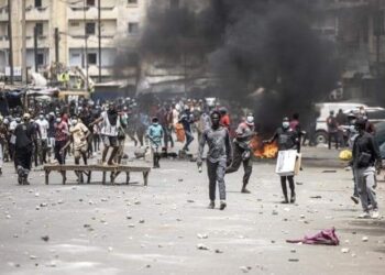 Protesters burn tyres and throw rocks in Dakar on March 16, 2023. - Security forces were deployed in the Senegalese capital Dakar on March 16, 2023 ahead of a politically-charged trial of an opposition leader. Ousmane Sonko is being tried for allegedly defaming a minister, a case that could determine whether he will be eligible to run in presidential elections next February. (Photo by JOHN WESSELS / AFP)